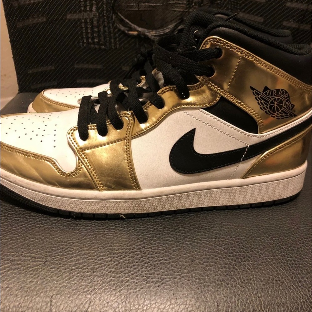 Jordan 1 Mid SE Metallic Gold
